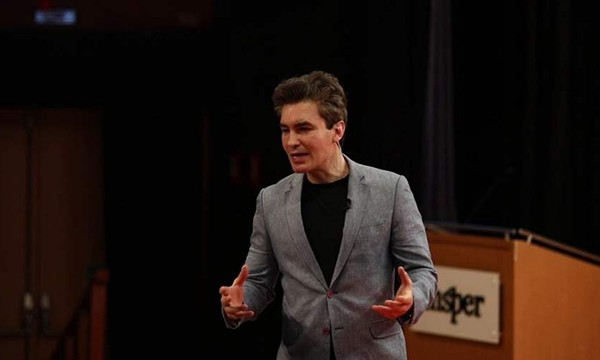Álvaro Machado Dias em palestra no Insper