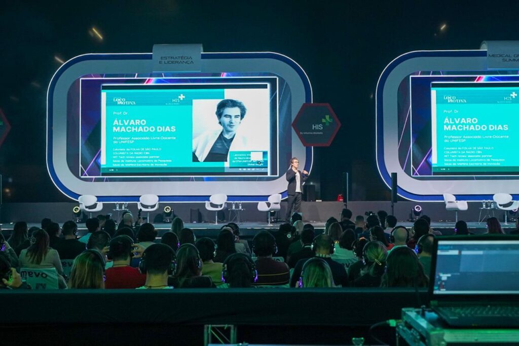 Álvaro Machado Dias em palestra no palco do HIS